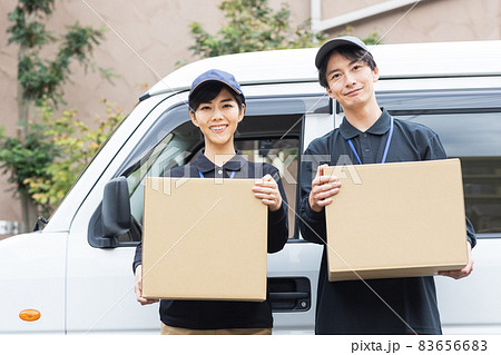 荷物を運ぶ配達ドライバー 荷物を運ぶ配達ドライバー 83656683
