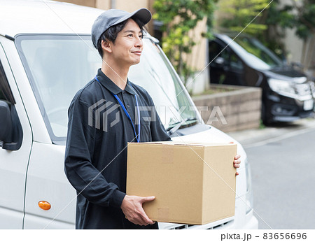 荷物を運ぶ可愛いドライバー 荷物を運ぶ可愛いドライバー 83656696