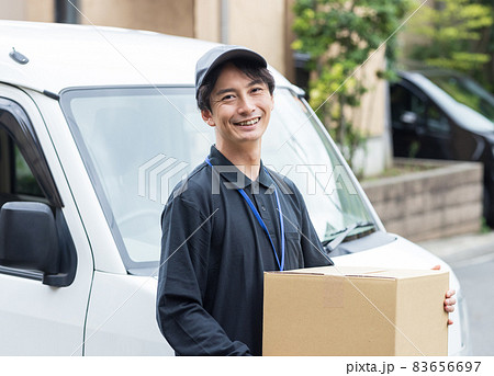 荷物を運ぶ可愛いドライバー 荷物を運ぶ可愛いドライバー 83656697