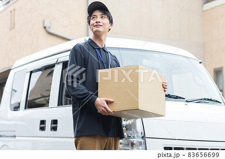 荷物を運ぶ可愛いドライバー 83656699