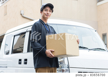 荷物を運ぶ可愛いドライバー 83656700