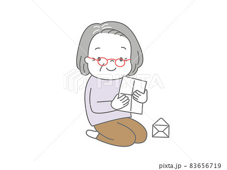 嬉しそうな表情で手紙を読んでいるおばあさん 嬉しそうな表情で手紙を読んでいるおばあさん 83656719