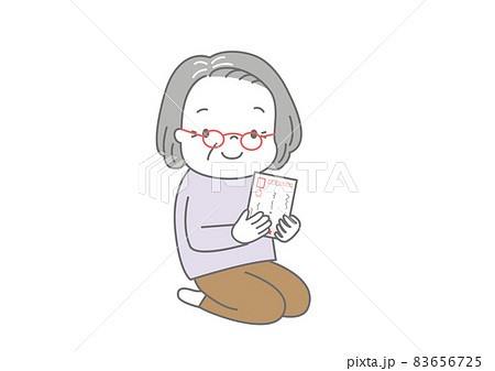 笑顔で年賀状を見ているおばあさん 笑顔で年賀状を見ているおばあさん 83656725
