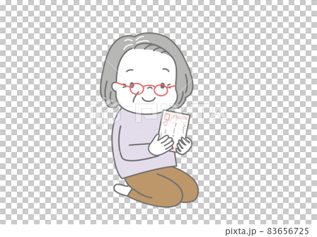 笑顔で年賀状を見ているおばあさん 笑顔で年賀状を見ているおばあさん 83656725
