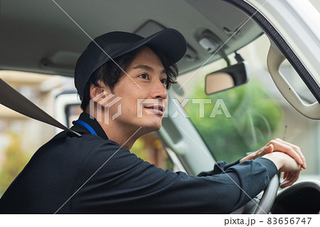 トラックを運転する爽やかなドライバー 83656747