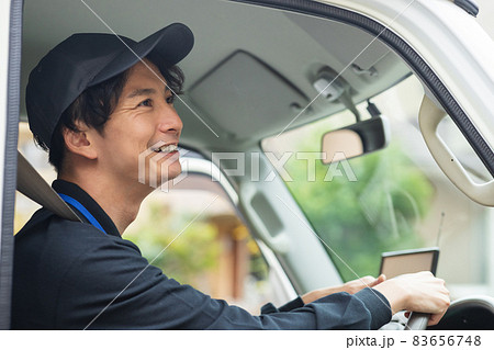 トラックを運転する爽やかなドライバー トラックを運転する爽やかなドライバー 83656748