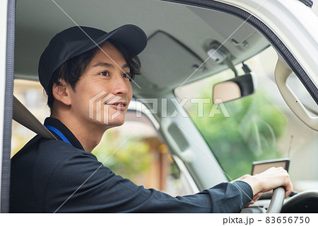 トラックを運転する爽やかなドライバー 83656750