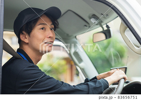 トラックを運転する爽やかなドライバー 83656751