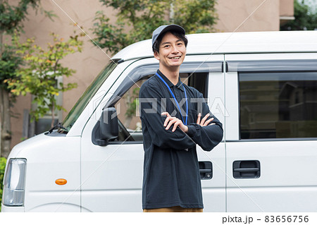 トラックを運転する爽やかなドライバー トラックを運転する爽やかなドライバー 83656756