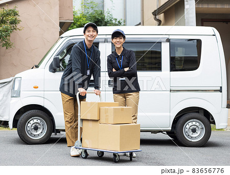 荷物を運ぶ配達ドライバー 荷物を運ぶ配達ドライバー 83656776