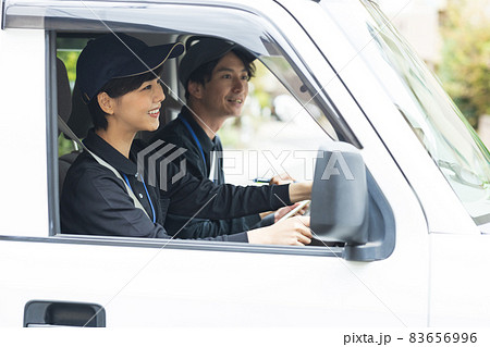 ドラックを運転するかわいい女性 83656996