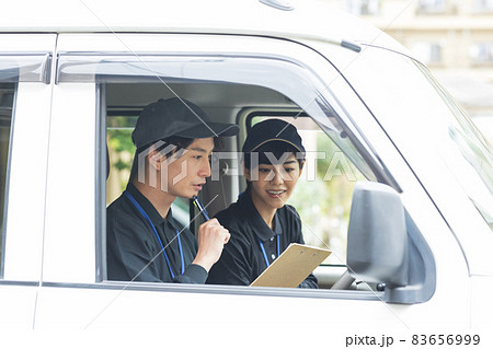 ドラックを運転するかわいい女性 ドラックを運転するかわいい女性 83656999