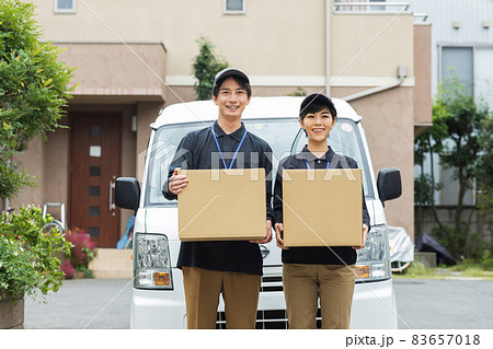 荷物を運ぶ配達ドライバー 83657018