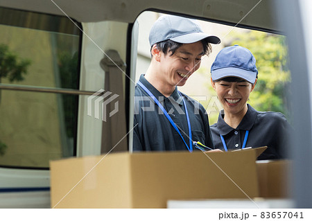 荷物を選ぶ配達ドライバー 荷物を選ぶ配達ドライバー 83657041