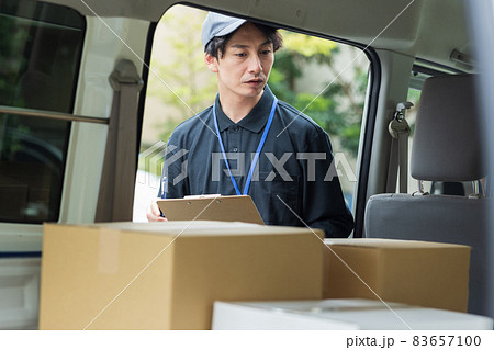 トラックを選ぶ爽やかなドライバー 83657100