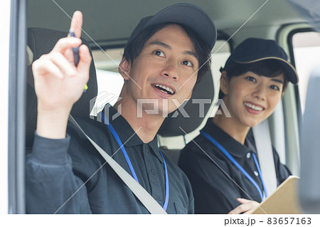 ドラックを運転する爽やかな男女 83657163