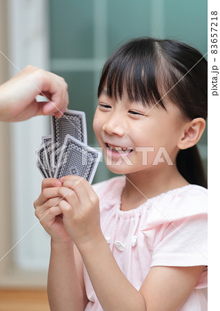 トランプでババ抜きをする女の子 83657218