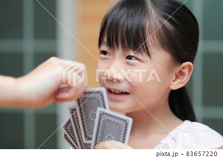 トランプでババ抜きをする女の子 83657220