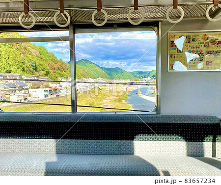 吉野川を渡る近鉄電車の座席越しの車窓の風景 近鉄電車 吉野線 吉野川を渡る近鉄電車の座席越しの車窓の風景 近鉄電車 吉野線 83657234