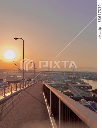 沈みゆく夕陽をバックになみはや大橋から六甲山を臨む景色 沈みゆく夕陽をバックになみはや大橋から六甲山を臨む景色 83657330