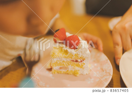 ホールケーキを取り分ける 83657405