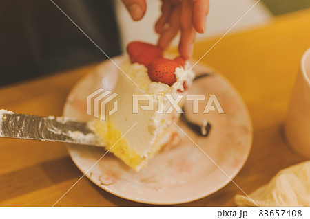ホールケーキを取り分ける 83657408