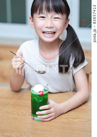 クリームソーダを飲む女の子 83657413
