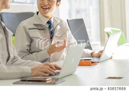 【ビジネス】ユニフォームでオフィスで働く男性エンジニア 83657669