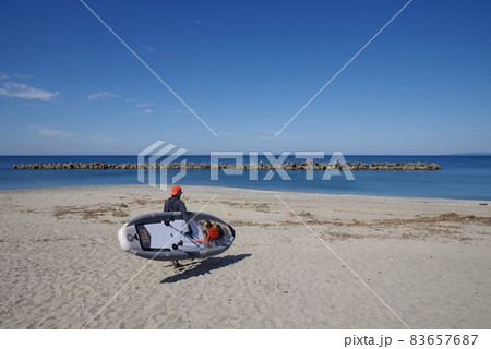 スタンドアップパドルボード（SUPボード）で釣りをする男性 83657687