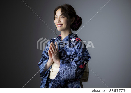 有松絞りの浴衣の女性 有松絞りの浴衣の女性 83657734