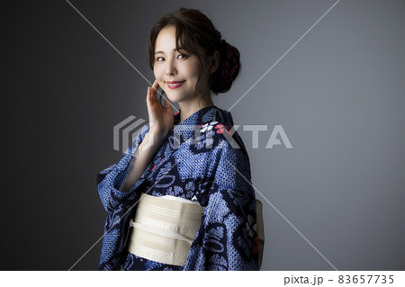 有松絞りの浴衣の女性 有松絞りの浴衣の女性 83657735