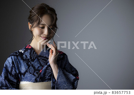 有松絞りの浴衣の女性　　　 83657753