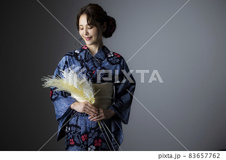 有松絞りの浴衣の女性　　　 83657762