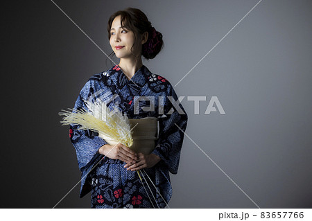 有松絞りの浴衣の女性 有松絞りの浴衣の女性 83657766
