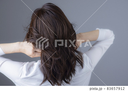 ヘアケアイメージ　ミドル女性　　 83657912