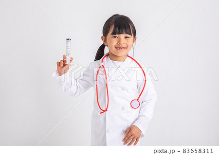 白衣を着た女の子 白背景に白衣を着た女の子 注射を持つ子ども 白衣を着た女の子 白背景に白衣を着た女の子 注射を持つ子ども 83658311