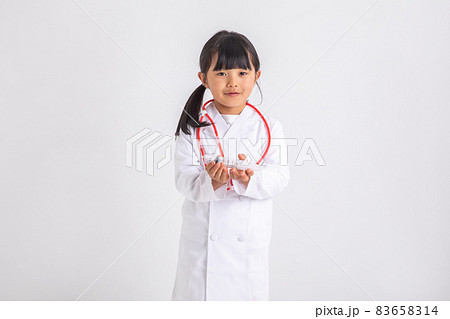 白衣を着た女の子 白背景に白衣を着た女の子 注射を持つ子ども 白衣を着た女の子 白背景に白衣を着た女の子 注射を持つ子ども 83658314