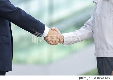 握手　作業服とスーツの男性　撮影協力「LINK FOREST」 83658385