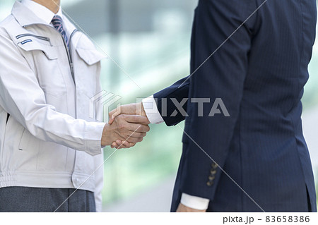 握手　作業服とスーツの男性　撮影協力「LINK FOREST」 83658386