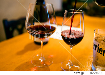 ビストロ料理と赤ワイン 83659683