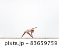 海辺でヨガ 83659759