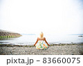 海辺でヨガ 83660075