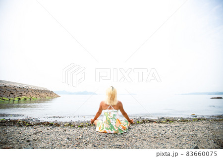 海辺でヨガ 83660075