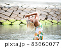 海辺でヨガ 83660077