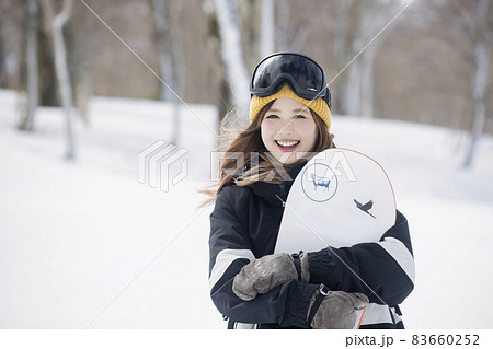 スノボを抱える若い女性 スノーボードイメージ  スノボを抱える若い女性 スノーボードイメージ  83660252