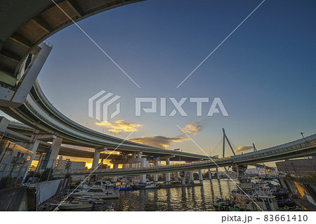 大阪都市風景 巨大なループが特徴的な天保山ジャンクションと船着場の夕景 大阪都市風景 巨大なループが特徴的な天保山ジャンクションと船着場の夕景 83661410