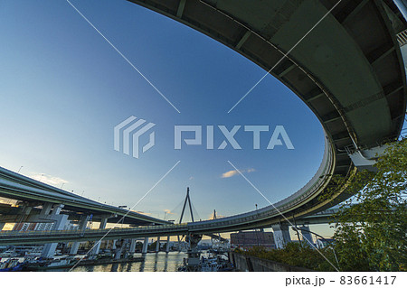 大阪都市風景 巨大なループが特徴的な天保山ジャンクションと船着場の夕景 大阪都市風景 巨大なループが特徴的な天保山ジャンクションと船着場の夕景 83661417