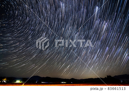 北極星を中心に回転する星空 軌跡 スタートレイル 北東の空の写真素材