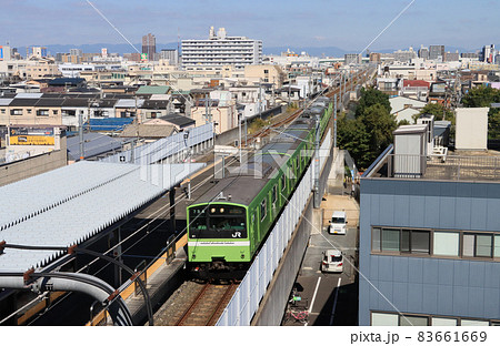 おおさか東線 JR河内永和駅に着く201系電車 おおさか東線 JR河内永和駅に着く201系電車 83661669