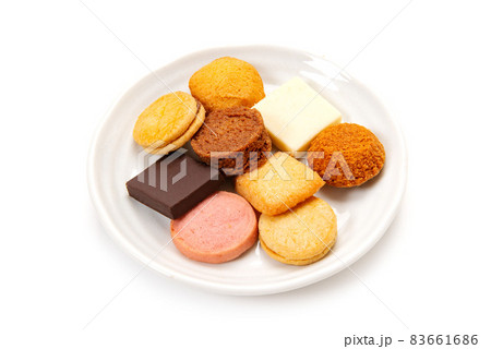　皿に盛ったクッキー 83661686